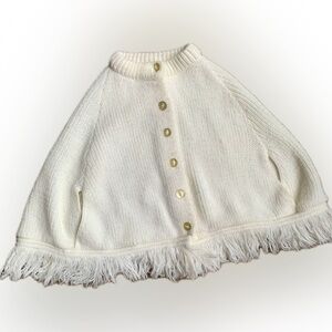 girls cape white knit Poncho w arm holes & fringe no label Timeless vintage 3T